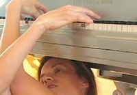 ■すごい体勢でピアノを演奏する女性