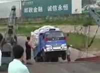 中国　荷物を積みすぎたトラックのハプニング