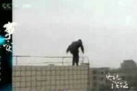 群集の目の前で飛び降り自殺をする中国人男性