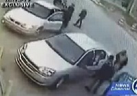 老人が車強盗にボコボコに殴られる