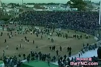 サッカー試合中に起きた大規模な暴動