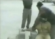 捕虜の腕を棒で叩き折るイラク軍