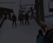 スキー場のリフトにテイクオフされてしまう男性